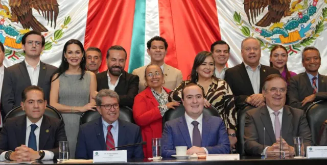 Legisladores durante el segundo informe de actividades de Enrique Vázquez en San Lázaro